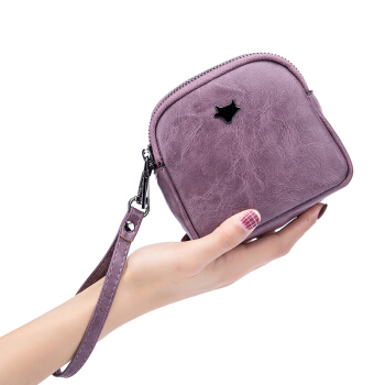 七色风新作銭入化妆品收纳纳バッグの女性の手には金銭大容量生理用ナップとレインの紫があります。
